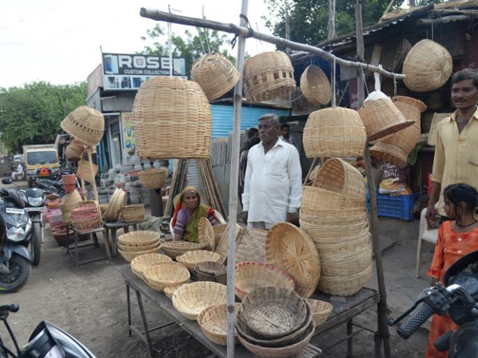 Plastic encroachments threaten bamboo products | प्लास्टिकच्या अतिक्रमणामुळे बांबू उत्पादने आली धोक्यात 