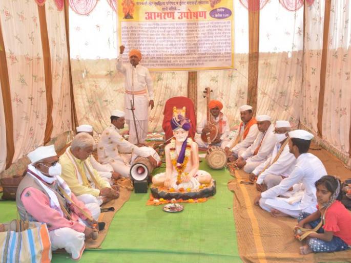 Warakaris started kirtan, bhajan and worship at Akola | कीर्तन,भजन करून वारकऱ्यांनी सुरू केले उपाेषण