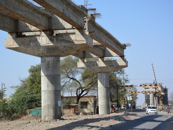  One and a half years will be completed by the construction of 'ROB'! | अजून दीड वर्ष चालेल ‘आरओबी’चे बांधकाम!