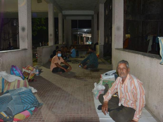The condition of Covid patients in the hospital; Outside relatives unwell! | रुग्णालयात कोविड रुग्णांचे हाल; बाहेर नातेवाईक बेहाल! The condition of Covid patients in the hospital; Outside relatives unwell! | रुग्णालयात कोविड रुग्णांचे हाल; बाहेर नातेवाईक बेहाल!
