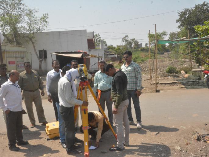 MLAs scolding; The start of counting the canal road | आमदारांनी उपटले कान; कॅनॉल रोडच्या मोजणीला सुरुवात MLAs scolding; The start of counting the canal road | आमदारांनी उपटले कान; कॅनॉल रोडच्या मोजणीला सुरुवात