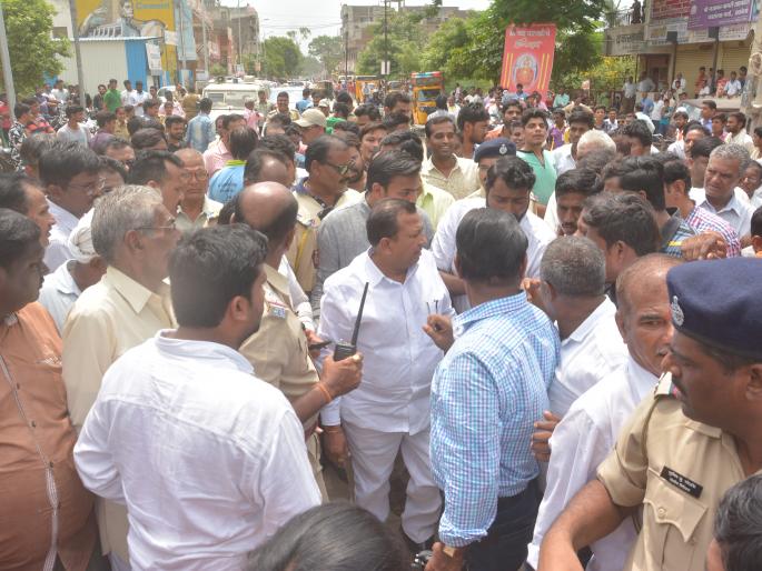 Extreme Outbreak of Akolekar; blocking the road, meeting the mayor | अकोलेकरांच्या संयमाचा उद्रेक; रास्ता रोको करून महापौरांना घेराव  Extreme Outbreak of Akolekar; blocking the road, meeting the mayor | अकोलेकरांच्या संयमाचा उद्रेक; रास्ता रोको करून महापौरांना घेराव