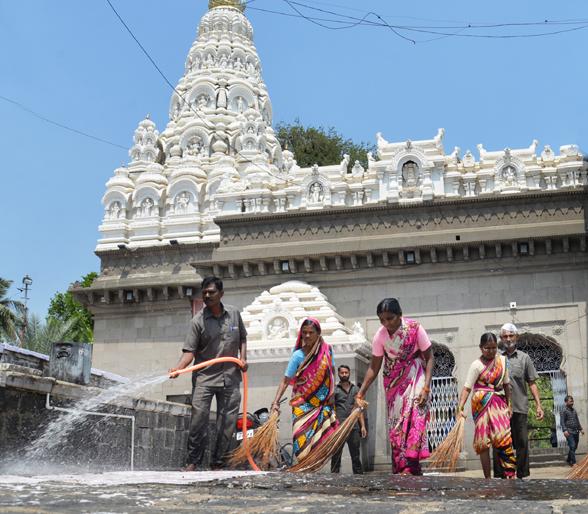 The outbreak of the corona virus; Clean the temple of Siddaramashwar twice daily | कोरोना व्हायरसचे पडसाद; सिद्धरामेश्वर मंदिराची दररोज दोनदा स्वच्छता The outbreak of the corona virus; Clean the temple of Siddaramashwar twice daily | कोरोना व्हायरसचे पडसाद; सिद्धरामेश्वर मंदिराची दररोज दोनदा स्वच्छता