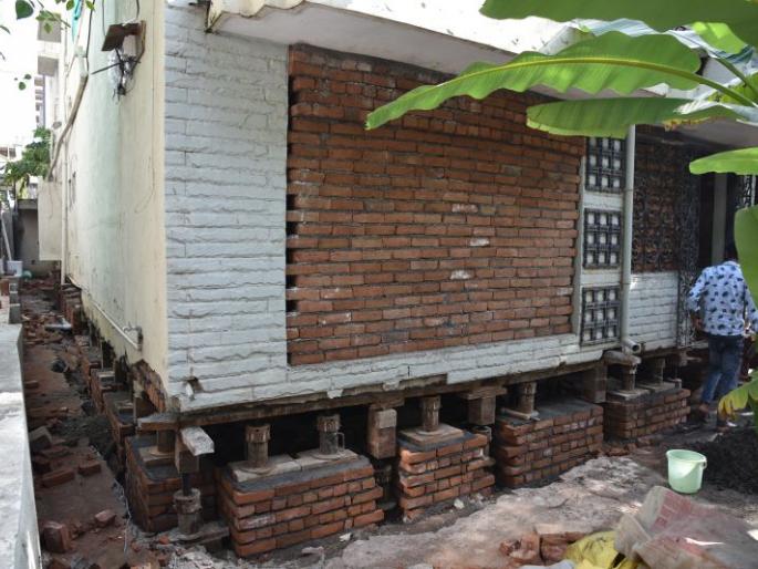 The first experiment of picking up a house by ‘Jack’ in Akola! | अकोल्यात ‘जॅक’द्वारे घर उचलण्याचा पहिलाच प्रयोग! The first experiment of picking up a house by ‘Jack’ in Akola! | अकोल्यात ‘जॅक’द्वारे घर उचलण्याचा पहिलाच प्रयोग!