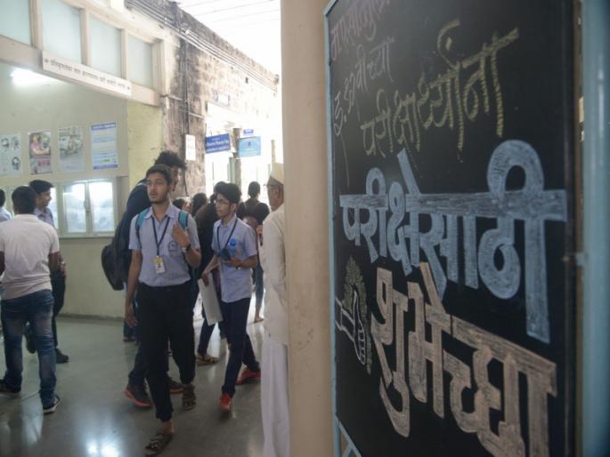 HSC exam starts in Pune city; Welcome students by giving flowers | पुणे शहरात बारावीची परीक्षा सुरळीत; औक्षण करून, फुले देऊन विद्यार्थ्यांचे स्वागत HSC exam starts in Pune city; Welcome students by giving flowers | पुणे शहरात बारावीची परीक्षा सुरळीत; औक्षण करून, फुले देऊन विद्यार्थ्यांचे स्वागत