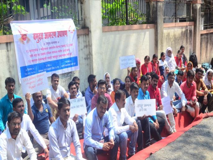 The fast of the young woman in front of Sarathi deteriorated; Hospitalized due to unconsciousness nss | सारथीसमोर उपोषण करणाऱ्या तरुणीची तब्येत बिघडली ; बेशुद्ध पडल्याने रुग्णालयात दाखल The fast of the young woman in front of Sarathi deteriorated; Hospitalized due to unconsciousness nss | सारथीसमोर उपोषण करणाऱ्या तरुणीची तब्येत बिघडली ; बेशुद्ध पडल्याने रुग्णालयात दाखल