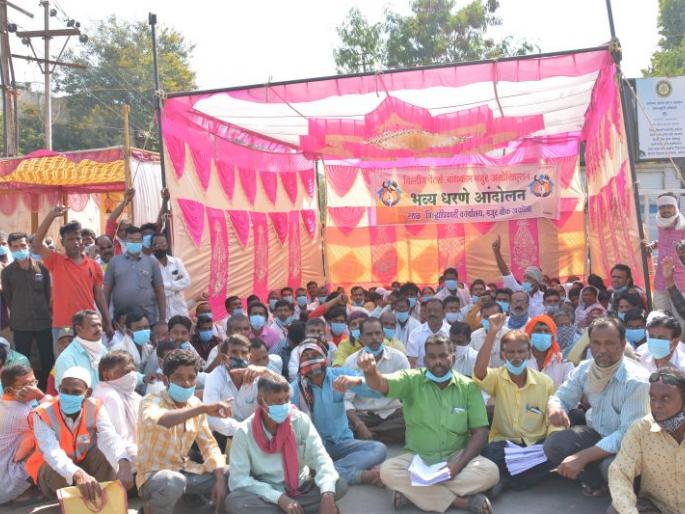 Agitation of construction workers at Akola | बांधकाम मजुरांनी दिले धरणे! Agitation of construction workers at Akola | बांधकाम मजुरांनी दिले धरणे!