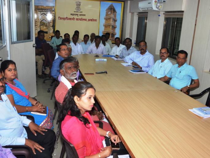 PM talks to beneficiaries of Akola District | पंतप्रधानांनी साधला 'सौभाग्य'च्या लाभार्थ्यांशी संवाद; अकोला जिल्ह्यातील लाभार्थींचा सहभाग  PM talks to beneficiaries of Akola District | पंतप्रधानांनी साधला 'सौभाग्य'च्या लाभार्थ्यांशी संवाद; अकोला जिल्ह्यातील लाभार्थींचा सहभाग