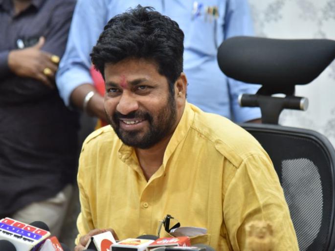 Order of suspension at first meeting of Guardian Ministers | पालकमंत्र्यांच्या पहिल्याच बैठकीत निलंबनाचा आदेश Order of suspension at first meeting of Guardian Ministers | पालकमंत्र्यांच्या पहिल्याच बैठकीत निलंबनाचा आदेश