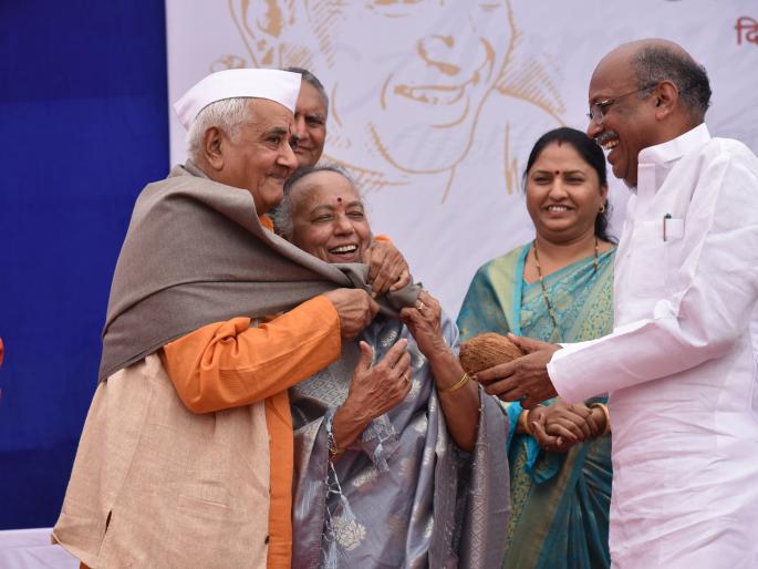 Vitthal Vagh : The poet who touched people's hearts- Sanjay Dhotre | लोकांच्या मनाचा ठाव घेणारा कवी डॉ. विठ्ठल वाघ - संजय धोत्रे Vitthal Vagh : The poet who touched people's hearts- Sanjay Dhotre | लोकांच्या मनाचा ठाव घेणारा कवी डॉ. विठ्ठल वाघ - संजय धोत्रे