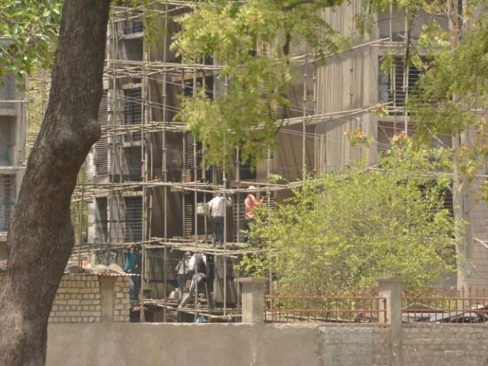 Construction of a Police Colonial Building in Lockdown! | ‘लॉकडाऊन’मध्ये पोलीस वसाहतीच्या इमारतीचे बांधकाम सुरूच! Construction of a Police Colonial Building in Lockdown! | ‘लॉकडाऊन’मध्ये पोलीस वसाहतीच्या इमारतीचे बांधकाम सुरूच!