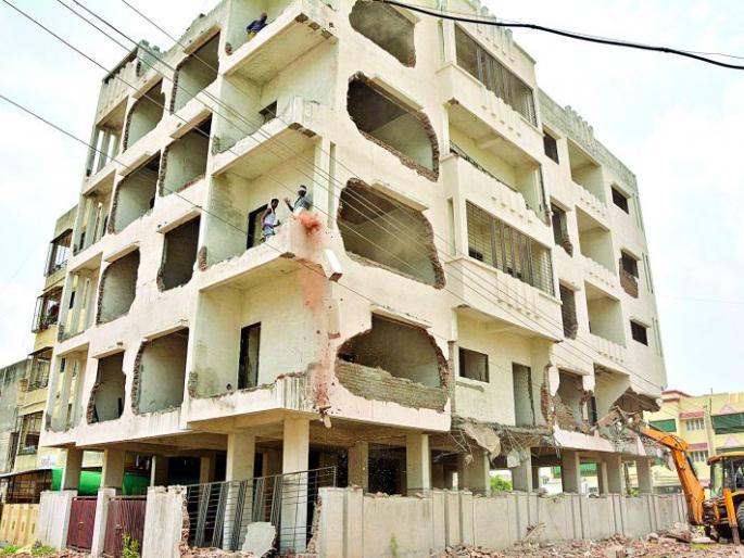 Permission of 328.68 square meters; Built 1024 square meters; Corporation's action on a four-storey building | परवानगी ३२८.६८ चाैरस मीटरची ; बांधकाम केले १०२४ चाैरस मीटर; चार मजली इमारतीवर मनपाचा हाताेडा