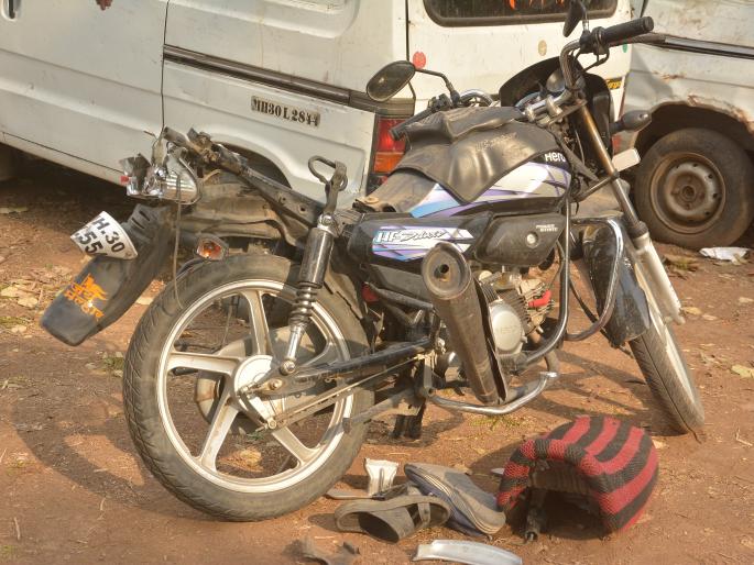 road accident; one youth killed, One seriously injured | टिप्परच्या धडकेत दुचाकीस्वार ठार; एक जण गंभीर जखमी road accident; one youth killed, One seriously injured | टिप्परच्या धडकेत दुचाकीस्वार ठार; एक जण गंभीर जखमी