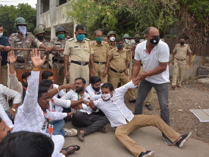 Youth Congress sits at the residence of the Union Minister of State Sanjay Dhotre | युवक काॅंग्रेसचा केंद्रीय राज्यमंत्र्यांच्या निवासस्थानासमाेर ठिय्या