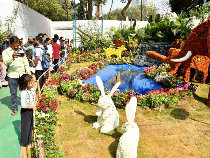Crowds at Rani Bagh for selfies with flower tigers, bears; Attendance of one and a half lakh citizens in 3 days | फुलाच्या वाघ, अस्वलासोबत सेल्फीसाठी राणीबागेत गर्दी; ३ दिवसांत दीड लाख नागरिकांची हजेरी Crowds at Rani Bagh for selfies with flower tigers, bears; Attendance of one and a half lakh citizens in 3 days | फुलाच्या वाघ, अस्वलासोबत सेल्फीसाठी राणीबागेत गर्दी; ३ दिवसांत दीड लाख नागरिकांची हजेरी