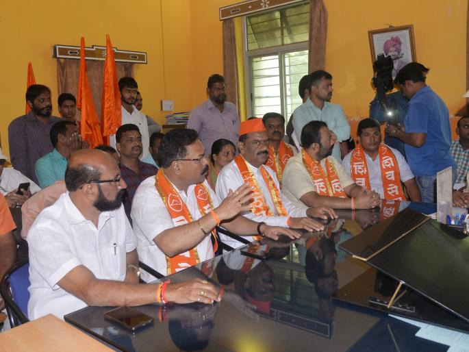 Kolhapur: Give half the fee back within 10 days, Shivsena's demand | कोल्हापूर : ‘निम्मे शुल्क’ दहा दिवसांत परत द्या, शिवसेनेची मागणी, टाळे ठोकणार Kolhapur: Give half the fee back within 10 days, Shivsena's demand | कोल्हापूर : ‘निम्मे शुल्क’ दहा दिवसांत परत द्या, शिवसेनेची मागणी, टाळे ठोकणार