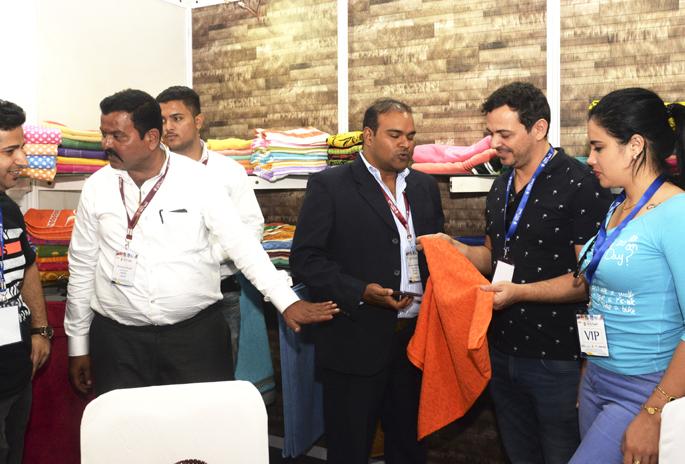 Solapuri towels for foreign guests; Buy now directly from Solapur instead of agents | परदेशी पाहुण्यांना सोलापुरी टॉवेलची भुरळ; एजंटांऐवजी आता थेट सोलापूरहून खरेदी