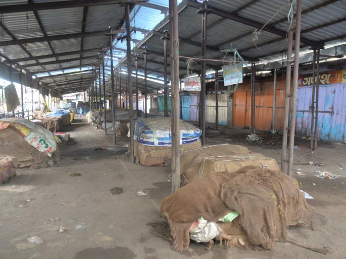 Maharashtra Bandh: Shifting markets in Kolhapur, closed market turnover of 1.5 crores | Maharashtra Bandh : कोल्हापुरात बाजारपेठा बंद, मार्केट यार्डात दीड कोटीची उलाढाल ठप्प