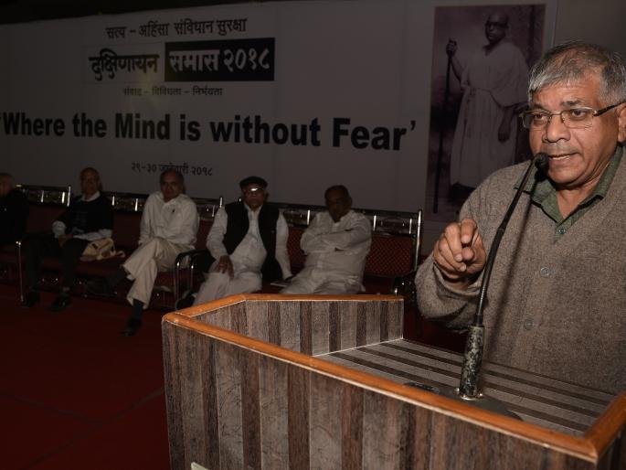 Politics of 'Blackmail' in the country: Prakash Ambedkar | देशात ‘ब्लॅकमेलिंग’चे राजकारण : प्रकाश आंबेडकर Politics of 'Blackmail' in the country: Prakash Ambedkar | देशात ‘ब्लॅकमेलिंग’चे राजकारण : प्रकाश आंबेडकर