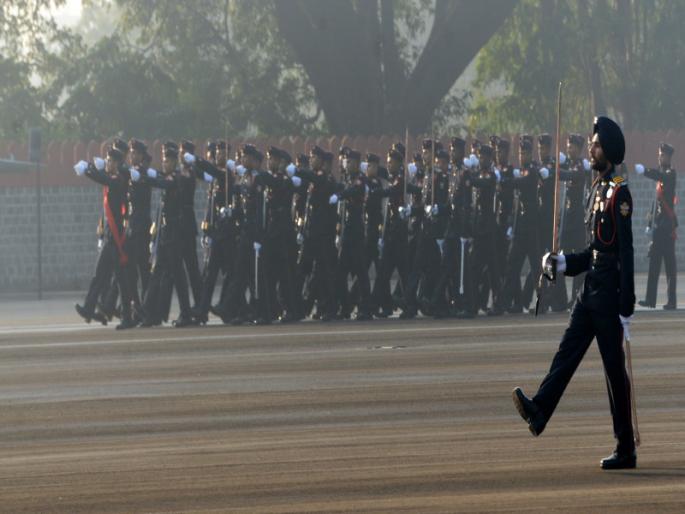 Spectacular and disciplined movement in cold weather by students | कडाक्याच्या थंडीत विद्यार्थ्यांचे नेत्रदीपक व शिस्तबद्ध संचलन