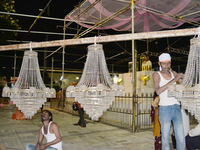 Siddharam Yogasamdhi will shine in the light of the zumbar | झुंबरांच्या प्रकाशात उजळून निघणार सिद्धरामांची योगसमाधी Siddharam Yogasamdhi will shine in the light of the zumbar | झुंबरांच्या प्रकाशात उजळून निघणार सिद्धरामांची योगसमाधी