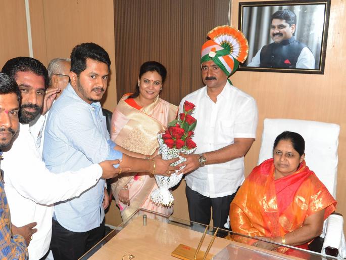 Sharangdhar Deshmukh is the Chairman of 'Standing Committee' of Kolhapur Municipal Corporation | शारंगधर देशमुख कोल्हापूर महापालिकेचे ‘स्थायी’चे सभापती Sharangdhar Deshmukh is the Chairman of 'Standing Committee' of Kolhapur Municipal Corporation | शारंगधर देशमुख कोल्हापूर महापालिकेचे ‘स्थायी’चे सभापती