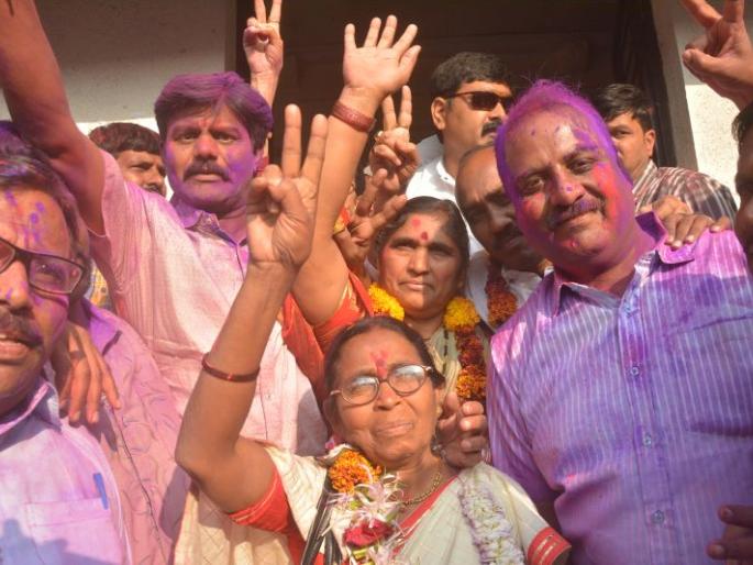 Bharip flag on Akola Zilla Parishad; Pratibha Bhojane as president, Savitri Rathod as vice president | अकोला जिल्हा परिषदेवर भारिपचा झेंडा; अध्यक्षपदी प्रतिभा भोजने, उपाध्यक्षपदी सावित्री राठोड Bharip flag on Akola Zilla Parishad; Pratibha Bhojane as president, Savitri Rathod as vice president | अकोला जिल्हा परिषदेवर भारिपचा झेंडा; अध्यक्षपदी प्रतिभा भोजने, उपाध्यक्षपदी सावित्री राठोड