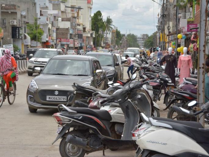 The busiest on Gandhi Road; How to walk in a crowd of vehicles? | गांधी राेडवर सर्वाधिक वर्दळ; वाहनांच्या गर्दीत पायी चालायचे कसे? The busiest on Gandhi Road; How to walk in a crowd of vehicles? | गांधी राेडवर सर्वाधिक वर्दळ; वाहनांच्या गर्दीत पायी चालायचे कसे?