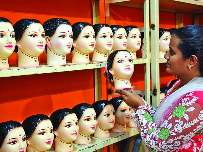 gauri's arrival; market full of decoration material and ornaments | घरोघरी होणार आगमण गौरींचे;आभूषणासह सजावट साहित्याने फुुलला बाजार  gauri's arrival; market full of decoration material and ornaments | घरोघरी होणार आगमण गौरींचे;आभूषणासह सजावट साहित्याने फुुलला बाजार