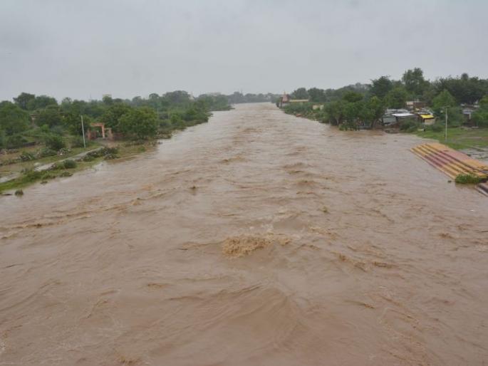 Morna River took a deep breath | पुराने सोडविला जलकुंभीचा फास; मोर्णा नदीने घेतला मोकळा श्वास Morna River took a deep breath | पुराने सोडविला जलकुंभीचा फास; मोर्णा नदीने घेतला मोकळा श्वास