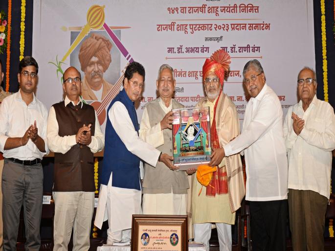 Selling knowledge for money is foolish says Dr. Abhay Bang | ज्ञान पैशांसाठी विकणे हा मूर्खपणा, डॉ. अभय बंग यांचे प्रतिपादन Selling knowledge for money is foolish says Dr. Abhay Bang | ज्ञान पैशांसाठी विकणे हा मूर्खपणा, डॉ. अभय बंग यांचे प्रतिपादन