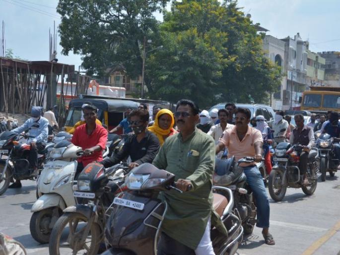 The mask also disappears from the chin as the corona patient decreases | कोरोना रुग्ण कमी होताच मास्क हनुवटीवरूनही गायब The mask also disappears from the chin as the corona patient decreases | कोरोना रुग्ण कमी होताच मास्क हनुवटीवरूनही गायब