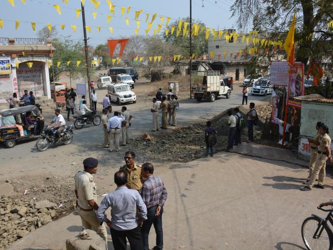 Annabhau Sathe, lahuji Salve's banner vandilised at Akola | मोठ्या उमरीत अण्णाभाऊ साठे, लहुजी साळवेंचे फलक फाडले! Annabhau Sathe, lahuji Salve's banner vandilised at Akola | मोठ्या उमरीत अण्णाभाऊ साठे, लहुजी साळवेंचे फलक फाडले!