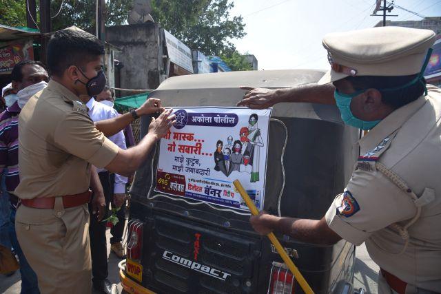 Akola police's 'no mask no deal' pattern now in the entire state | अकोला पोलिसांचा 'नो मास्क नो व्यवहार' पॅटर्न आता संपूर्ण राज्यात Akola police's 'no mask no deal' pattern now in the entire state | अकोला पोलिसांचा 'नो मास्क नो व्यवहार' पॅटर्न आता संपूर्ण राज्यात