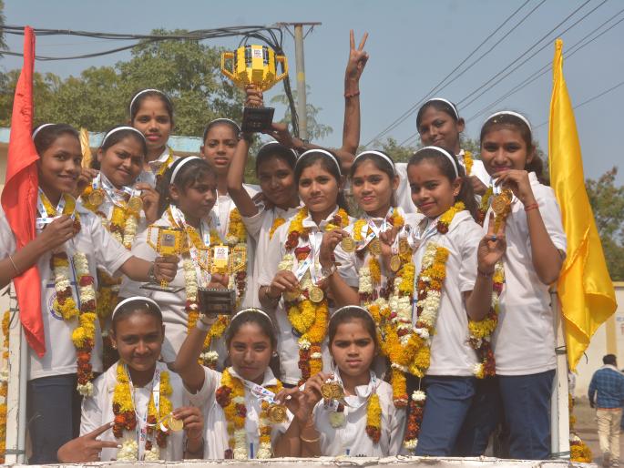 Akola students 'robots' topped at the country level competition | देशपातळीवरील स्पर्धेत अकोल्यातील विद्यार्थिनींनी बनविलेला ‘रोबोट’ ठरला अव्वल Akola students 'robots' topped at the country level competition | देशपातळीवरील स्पर्धेत अकोल्यातील विद्यार्थिनींनी बनविलेला ‘रोबोट’ ठरला अव्वल