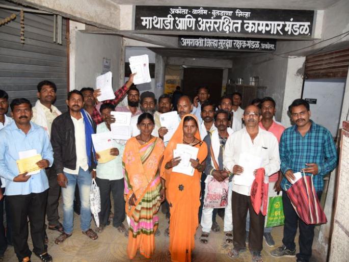 Registration for workers : queue in Akola | नोंदणीसाठी कामगारांच्या रात्रंदिवस लागतात रांगा! Registration for workers : queue in Akola | नोंदणीसाठी कामगारांच्या रात्रंदिवस लागतात रांगा!