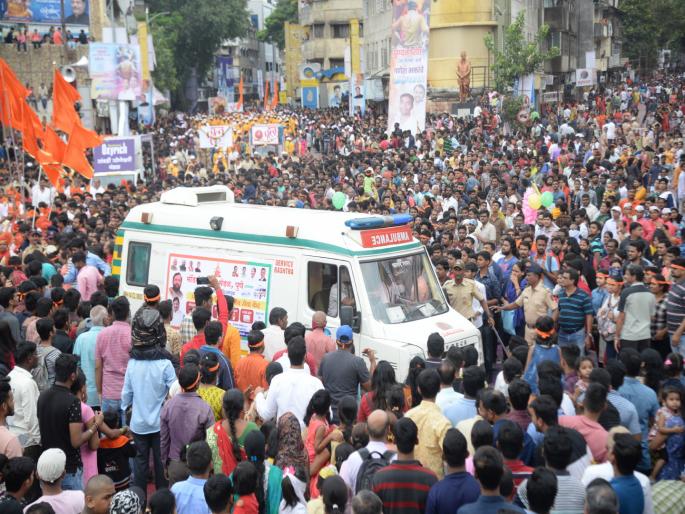 Video: Humanity of Puneites; Thousands of people set back for ambulance to go | व्हिडीओ : पुणेकरांची माणुसकी ; हजाराे लाेकांच्या गर्दीतून रुग्णवाहिकेला दिली वाट Video: Humanity of Puneites; Thousands of people set back for ambulance to go | व्हिडीओ : पुणेकरांची माणुसकी ; हजाराे लाेकांच्या गर्दीतून रुग्णवाहिकेला दिली वाट