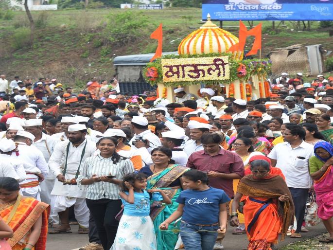 Kolhapur- Nandwal Pratipandharpur Pai Dindi ceremony in excitement | कोल्हापूर- नंदवाळ प्रतिपंढरपुर पायी दिंडी सोहळा उत्साहात, हरी भक्तांची मांदीयाळी Kolhapur- Nandwal Pratipandharpur Pai Dindi ceremony in excitement | कोल्हापूर- नंदवाळ प्रतिपंढरपुर पायी दिंडी सोहळा उत्साहात, हरी भक्तांची मांदीयाळी