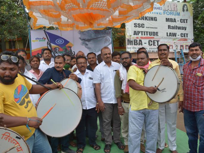 ‘Duffly Bajao’ movement of ‘Vanchit Bahujan Aghadi' in Akola | ‘वंचित’चे ‘डफली बजाओ’ आंदोलन ‘Duffly Bajao’ movement of ‘Vanchit Bahujan Aghadi' in Akola | ‘वंचित’चे ‘डफली बजाओ’ आंदोलन