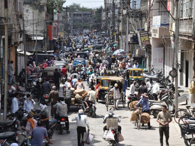 Lockdown in Akola: Citizens on the streets as soon as get relaxation | Lockdown in Akola : शिथिलता मिळताच नागरिक रस्त्यावर Lockdown in Akola: Citizens on the streets as soon as get relaxation | Lockdown in Akola : शिथिलता मिळताच नागरिक रस्त्यावर
