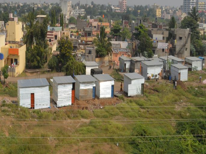 Hundreds of people occupy space for free in Kalyannagar area | जुळे सोलापुरात लाखोंचा दर, कल्याणनगर भागात मात्र शेकडो लोकांनी केला फुकटात जागेचा कब्जा Hundreds of people occupy space for free in Kalyannagar area | जुळे सोलापुरात लाखोंचा दर, कल्याणनगर भागात मात्र शेकडो लोकांनी केला फुकटात जागेचा कब्जा