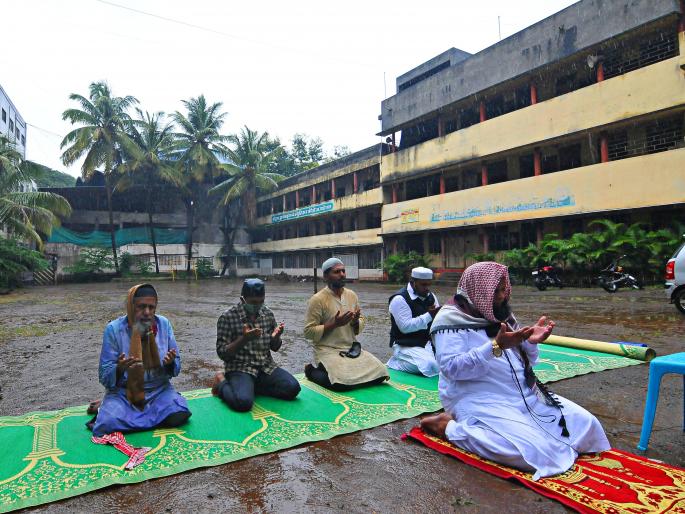 Khudba recitation in the presence of five people in heavy rain, Goat Eid at home | भर पावसात पाच लोकांच्या उपस्थितीत खुदबा पठण, घरच्या घरी बकरी ईद