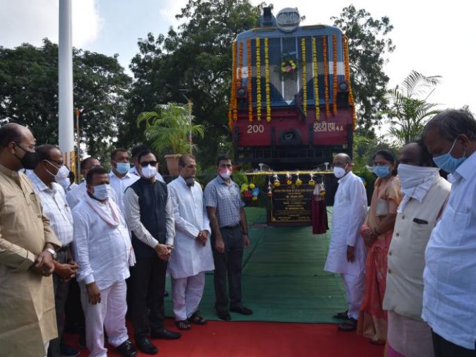 Inaguration of flagpole and Shankutla railway engine at Akola railway station | अकोला रेल्वेस्थानकावर ध्वजस्तंभ व शंकुतला रेल्वे इंजिनचे लोकार्पण
