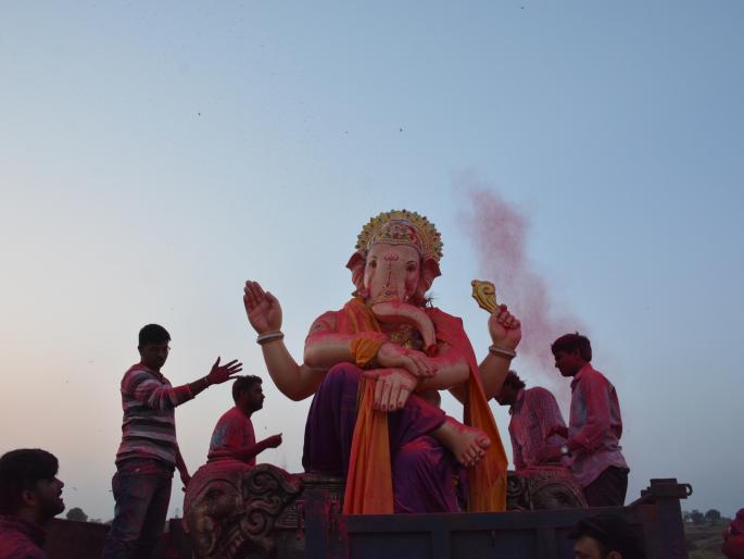 Ganesh Visarjan 2018: ganesh immersion in Akola | Ganesh visarjan 2018 : अवघे विघ्ने नेसी विलया...लाडक्या बाप्पाला निरोप  Ganesh Visarjan 2018: ganesh immersion in Akola | Ganesh visarjan 2018 : अवघे विघ्ने नेसी विलया...लाडक्या बाप्पाला निरोप