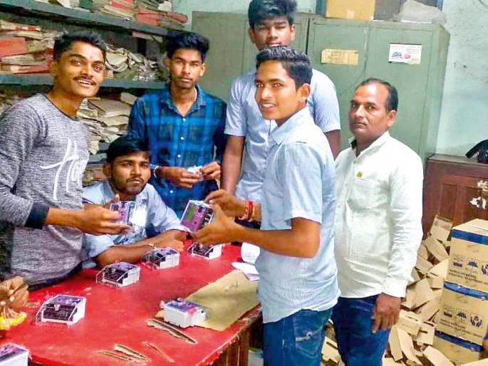 ITI Students worked for flood rehabilitation & electric repairing work in sangali | सांगली जिल्ह्यांत लाइटीच्या कामाला आयटीआयची पोरं ITI Students worked for flood rehabilitation & electric repairing work in sangali | सांगली जिल्ह्यांत लाइटीच्या कामाला आयटीआयची पोरं