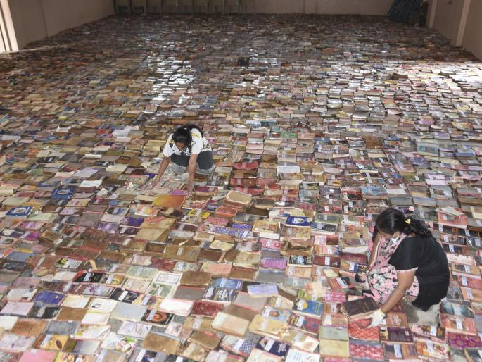 Threat to Municipal Court: Old bookstore is drenched in mayor | महापुराच्या तडाख्यात सांगली नगरवाचनालयाची जुनी ग्रंथसंपदा भिजली Threat to Municipal Court: Old bookstore is drenched in mayor | महापुराच्या तडाख्यात सांगली नगरवाचनालयाची जुनी ग्रंथसंपदा भिजली