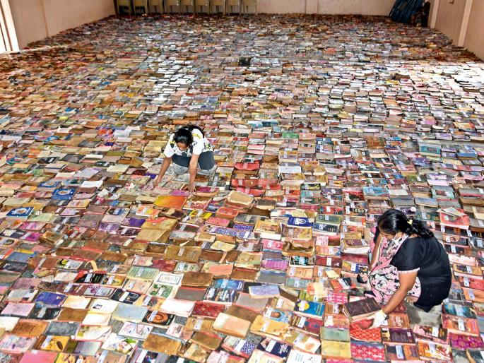 Struggle to save 'treasure' .. A unique mission to save thousands of books and rare manuscripts damaged in the flood at Sangli | ‘खजिना’ वाचवण्याची धडपड.. Struggle to save 'treasure' .. A unique mission to save thousands of books and rare manuscripts damaged in the flood at Sangli | ‘खजिना’ वाचवण्याची धडपड..