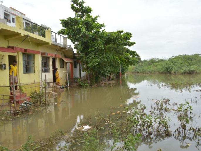 Fear and pain persist even after floods recede! | पूर ओसरल्यानंतरही धास्ती अन् वेदना कायम! Fear and pain persist even after floods recede! | पूर ओसरल्यानंतरही धास्ती अन् वेदना कायम!