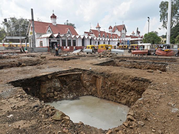 43 Crore works of Kolhapur railway station need speed, inconvenience to passengers | कोल्हापूर रेल्वेस्थानकाच्या ४३ कोटींच्या कामांना 'गती' गरजेची, प्रवाशांची होतेय गैरसोय 43 Crore works of Kolhapur railway station need speed, inconvenience to passengers | कोल्हापूर रेल्वेस्थानकाच्या ४३ कोटींच्या कामांना 'गती' गरजेची, प्रवाशांची होतेय गैरसोय