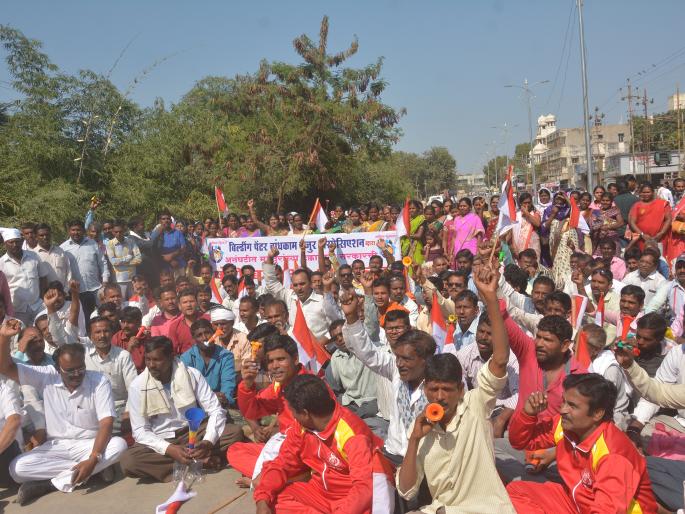 Construction workers 'Pungi Baajao' march in Akola | बांधकाम मजुरांनी काढला ‘पुंगी बजाओ’ मोर्चा!